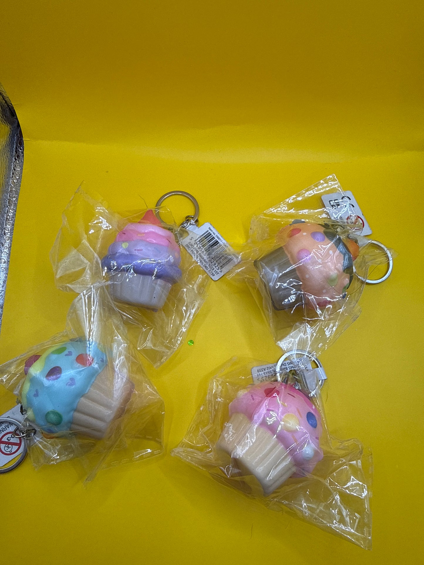 Slow riser cupcakes keychain connection - Fidgeting Fingers