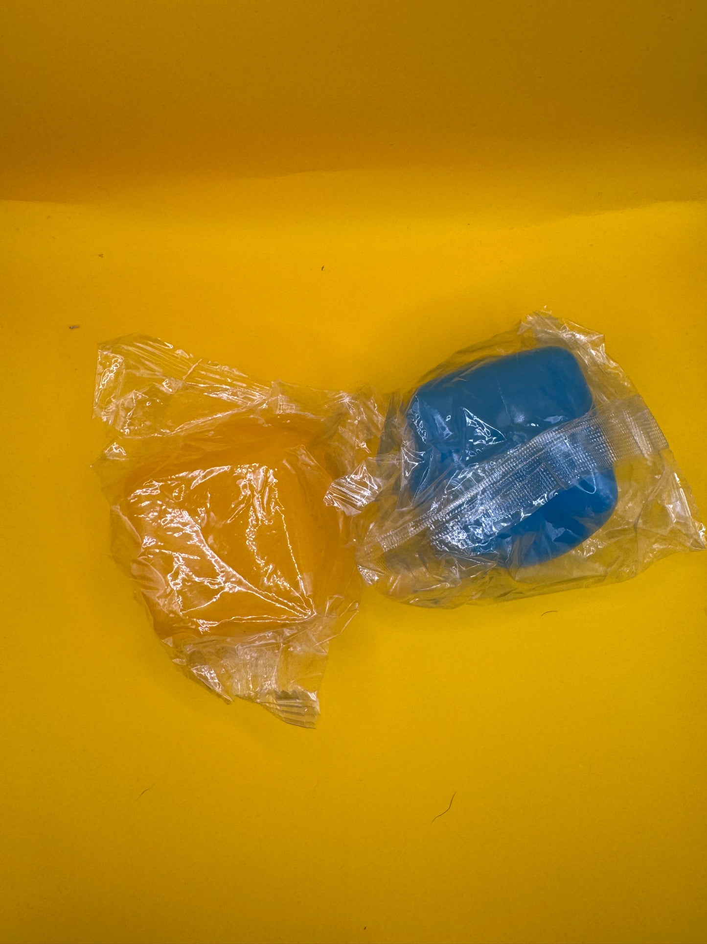 Glow in the dark jelly ice cube squishy sensory toy

Gel-filled jelly cube stress toy on yellow background

Squeeze squishy ice cube fidget toy for stress relief